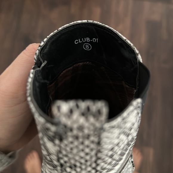 Snakeskin Heel Booties with Rubber sole - Picture 4 of 4